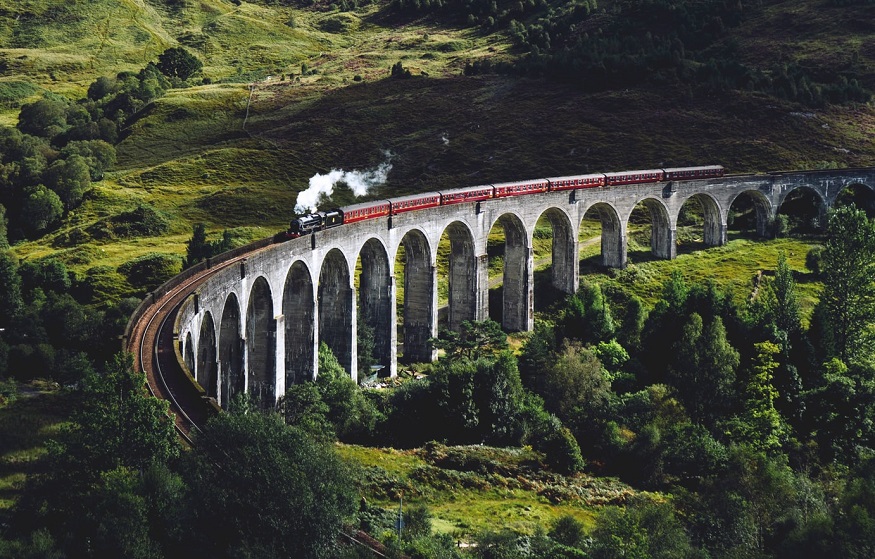 scotland road trip, train on Glenfinnan Viaduct, Glenfinnan