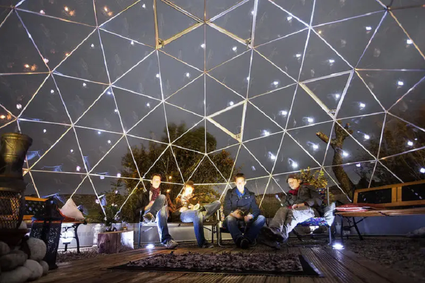 scotland road trip, people sitting under globe bubble at skyewalker Hostel